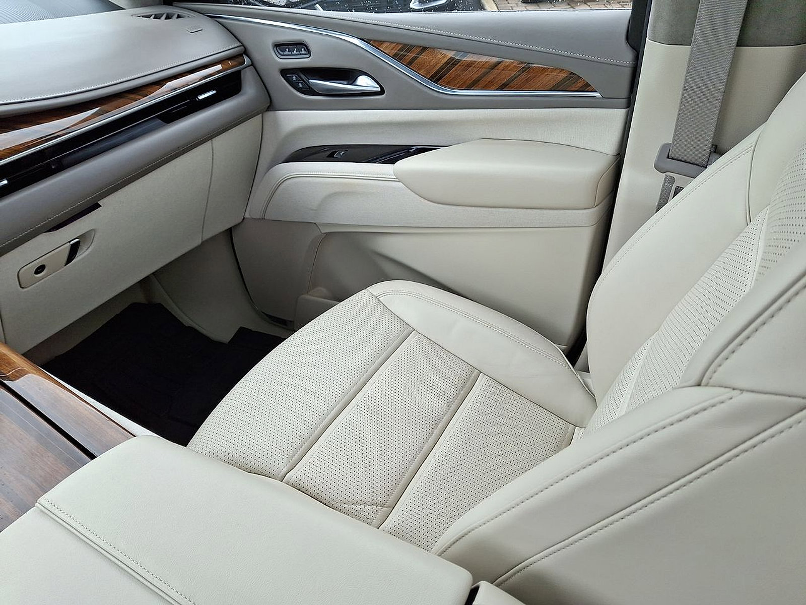 Used 2024 Cadillac Escalade Premium Luxury Platinum AWD/4WD image 11
