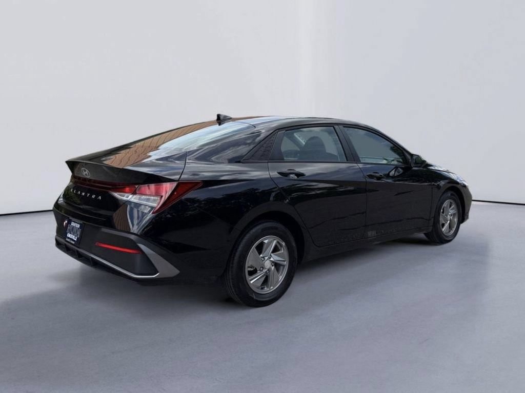 New 2026 Hyundai Elantra SE FWD image 3