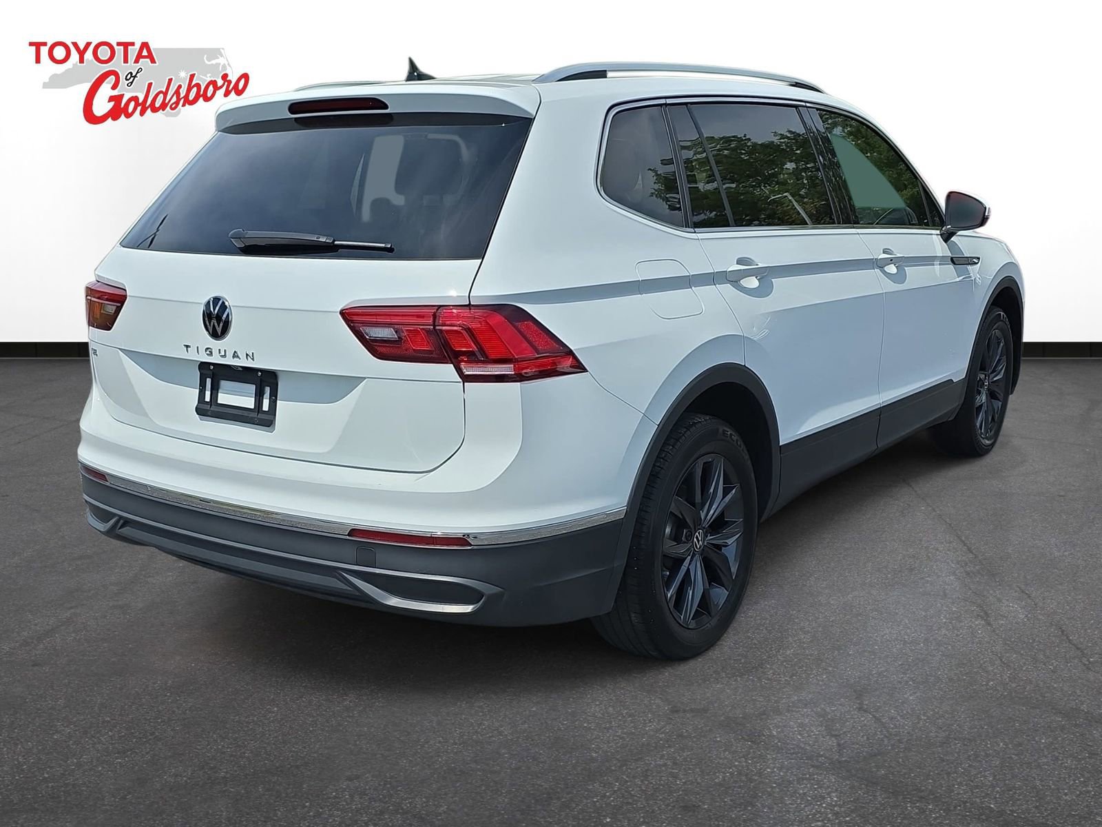 Used 2024 Volkswagen Tiguan SE w/ Panoramic Sunroof Package FWD image 5