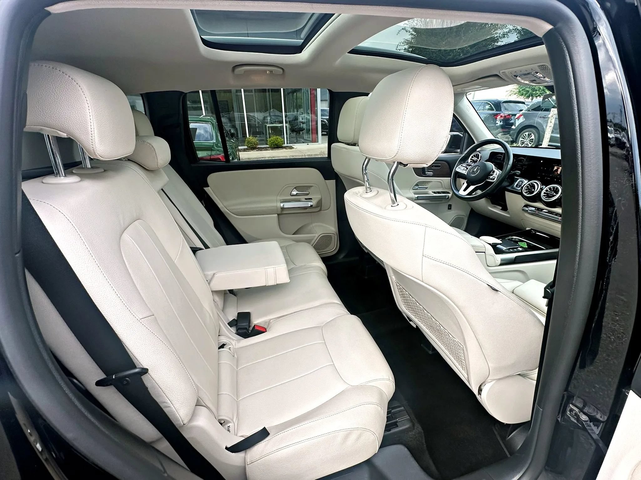 Used 2023 Mercedes-Benz GLB 250 4MATIC w/ Premium Package image 25