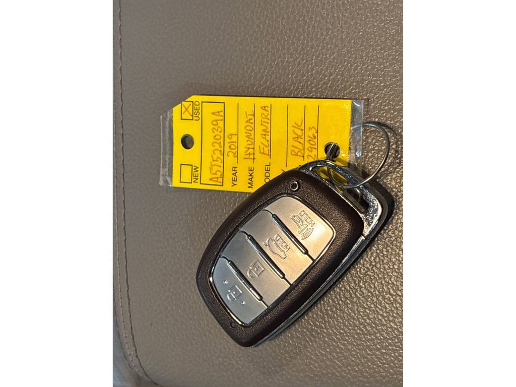 Used 2019 Hyundai Elantra Limited image 32