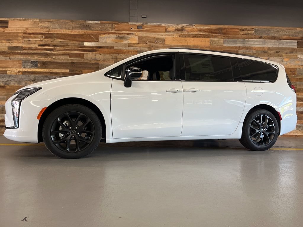 New 2027 Chrysler Pacifica Limited FWD image 51