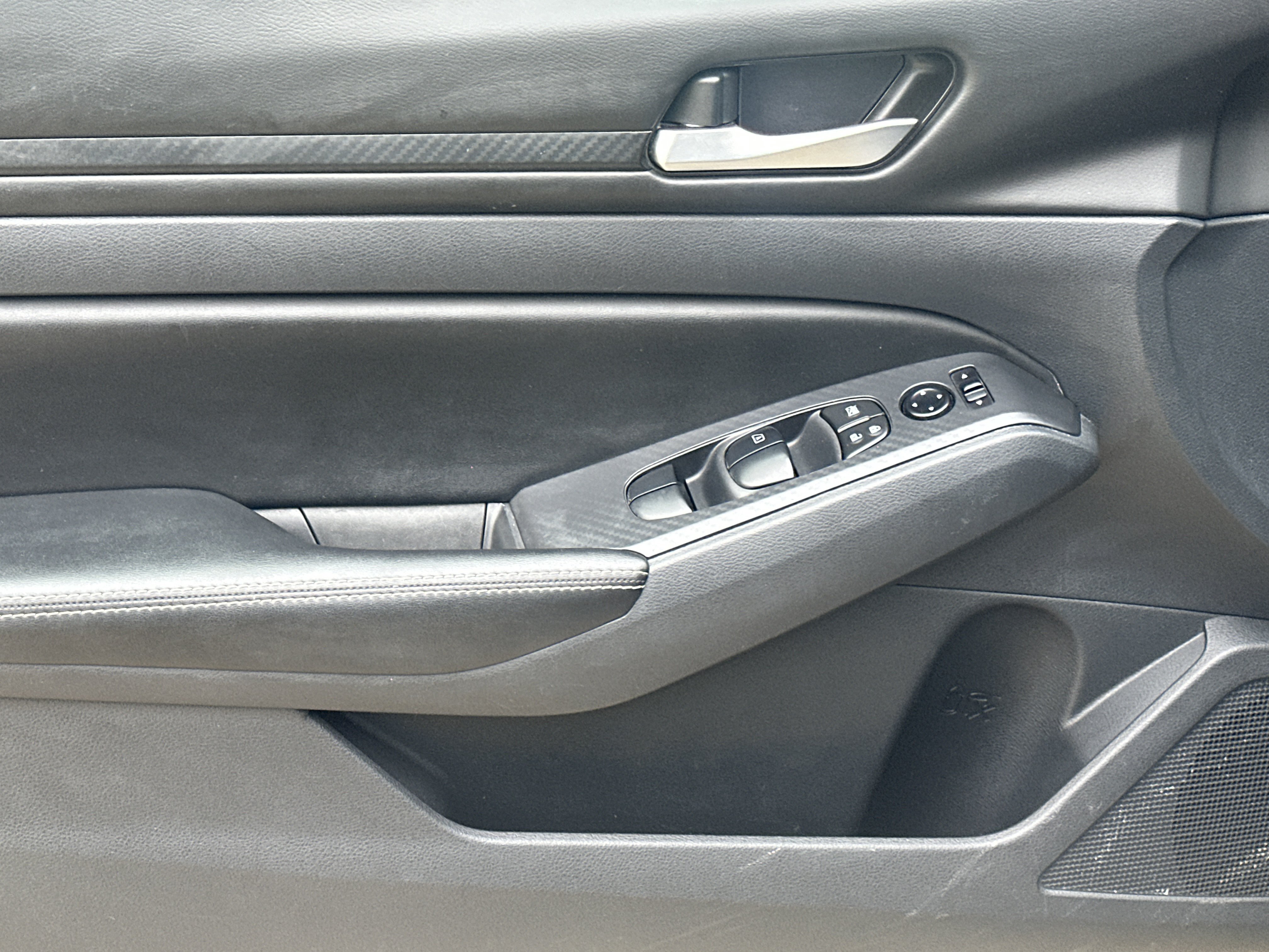Used 2024 Nissan Altima 2.5 SV FWD image 10