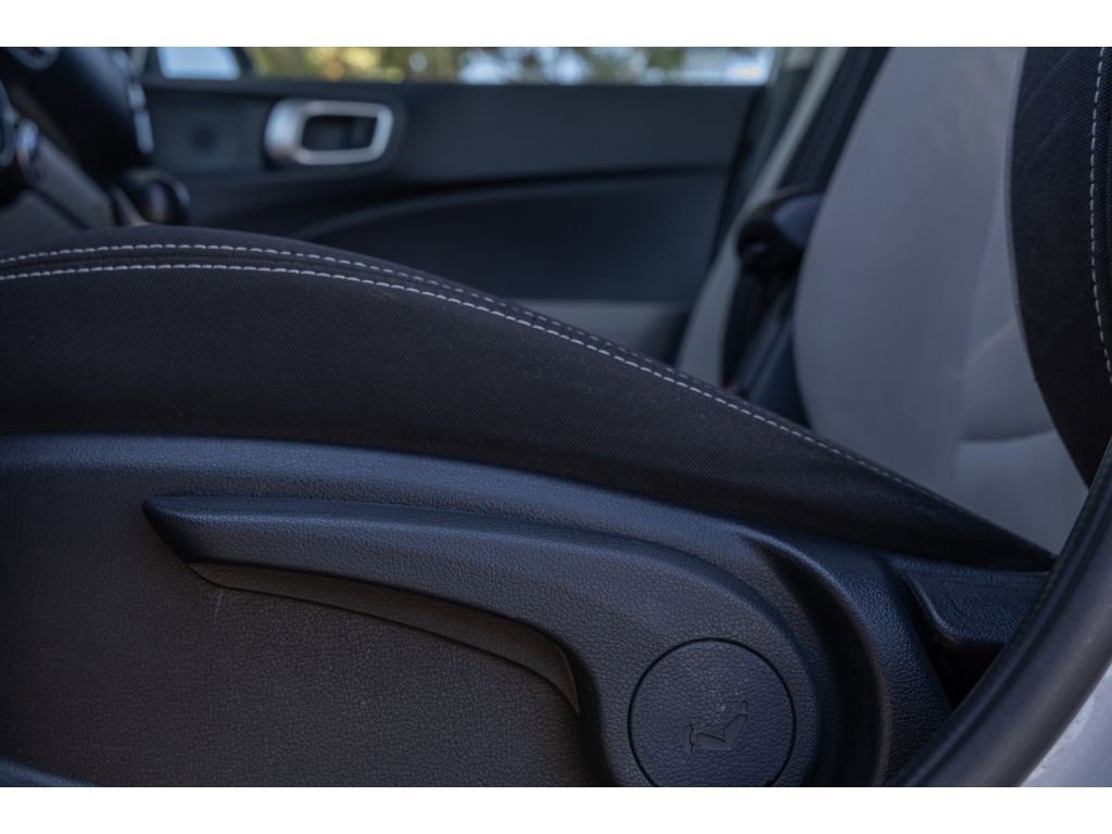 Used 2021 Hyundai Venue SEL w/ Cargo Package image 16