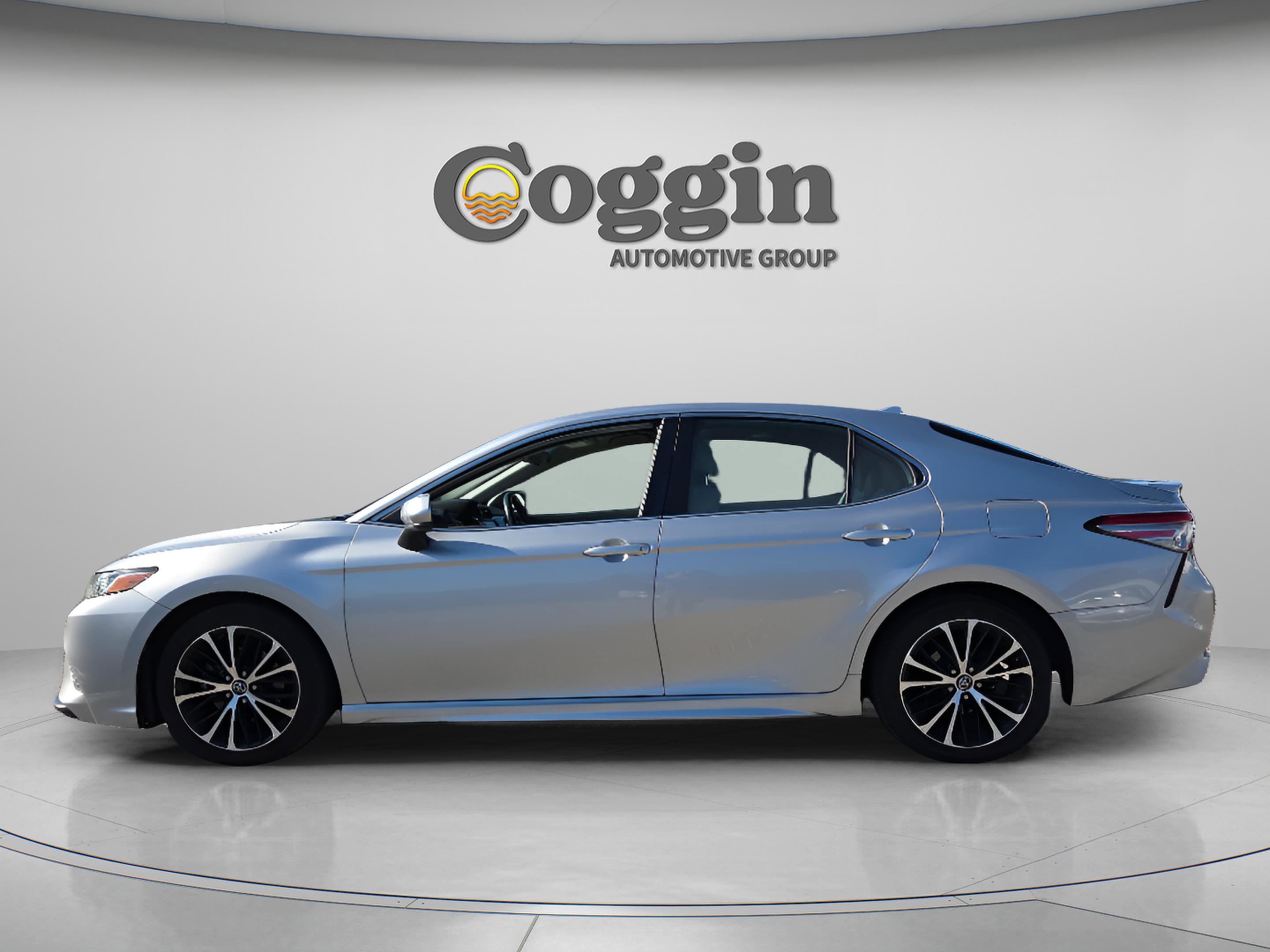 Used 2019 Toyota Camry SE FWD image 2