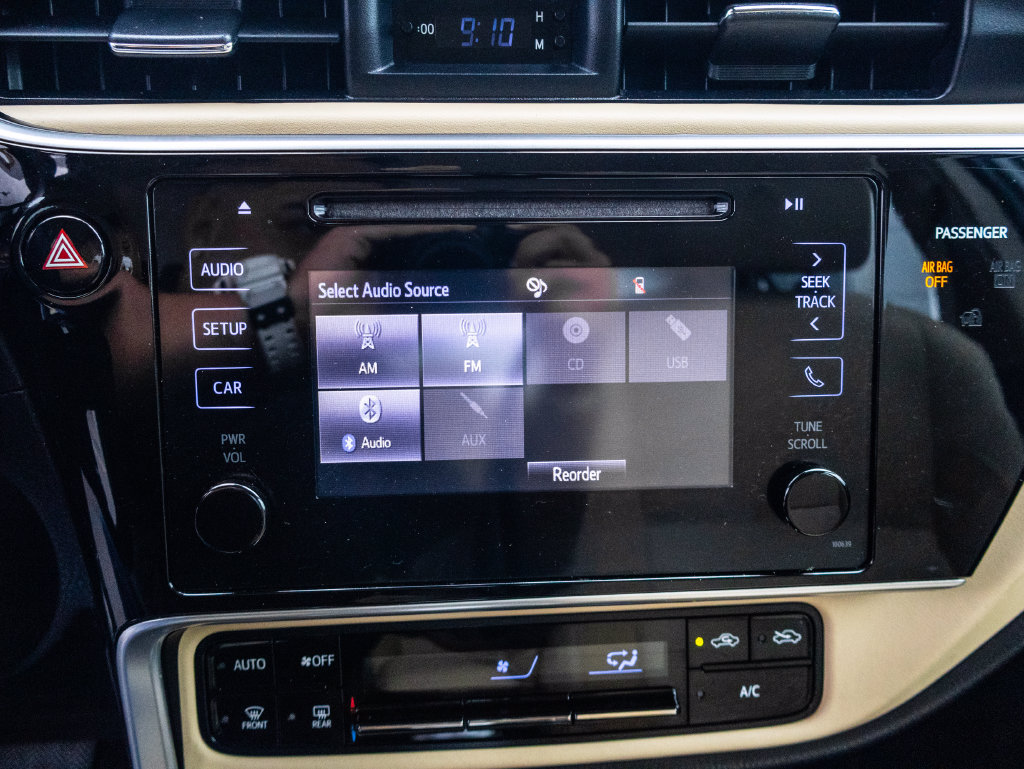 Used 2017 Toyota Corolla LE w/ Carpet Mat Package (TMS) FWD image 27