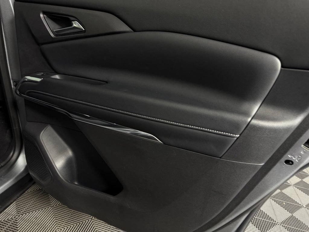 Used 2025 Chevrolet Traverse LT FWD image 33