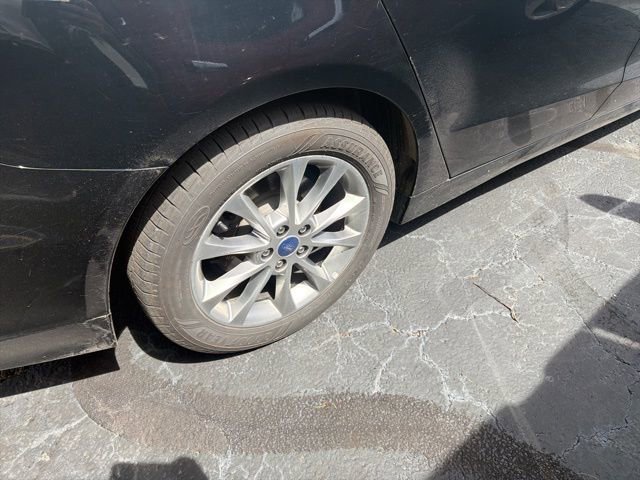 Used 2017 Ford Fusion SE w/ Fusion SE Technology Package FWD image 9