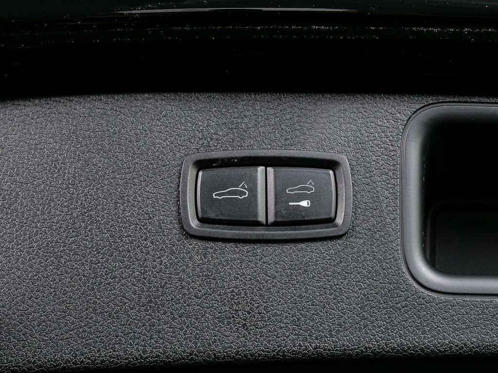 Certified 2023 Porsche Macan Turbo AWD/4WD image 32