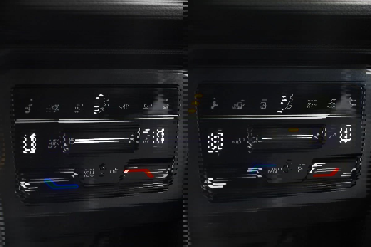 Used 2024 Volkswagen Tiguan SE image 30