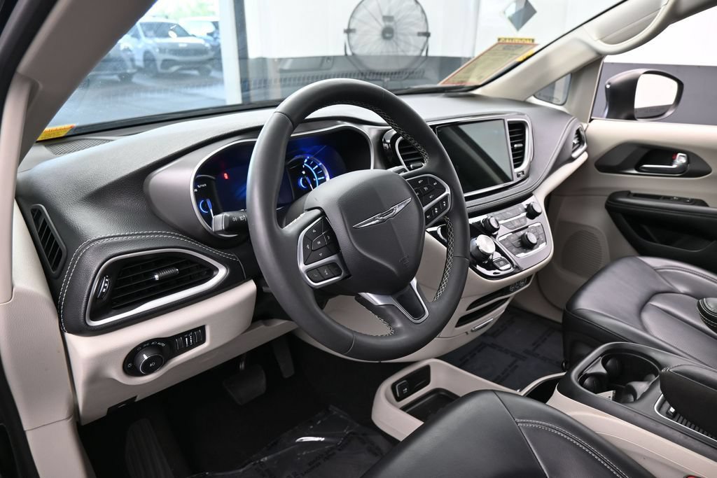 Used 2023 Chrysler Pacifica Touring-L FWD image 10