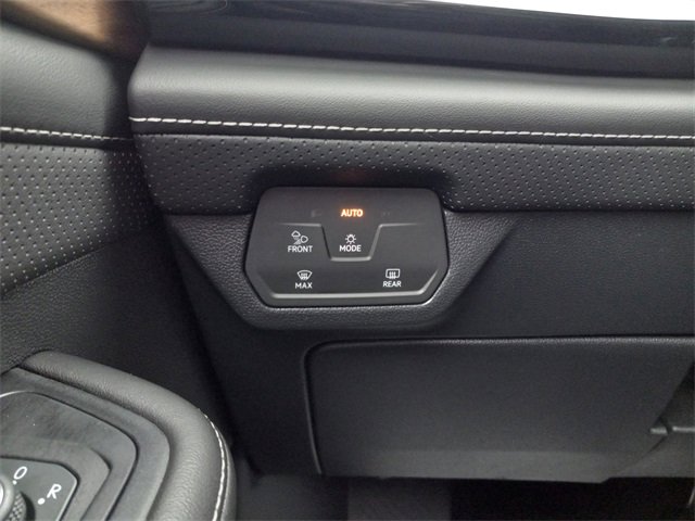 Used 2025 Volkswagen Atlas SE image 26