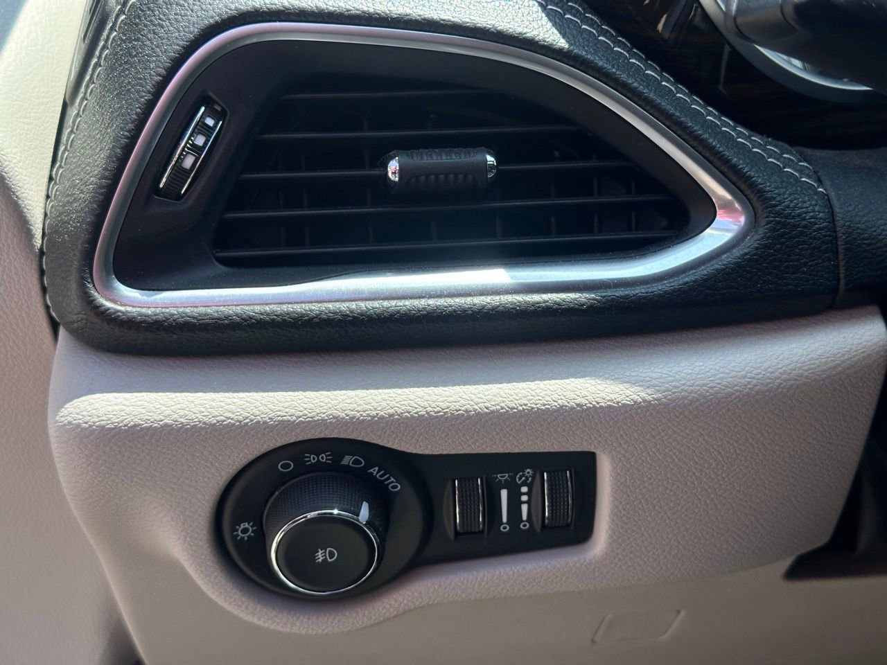 Used 2024 Chrysler Pacifica Limited FWD image 26