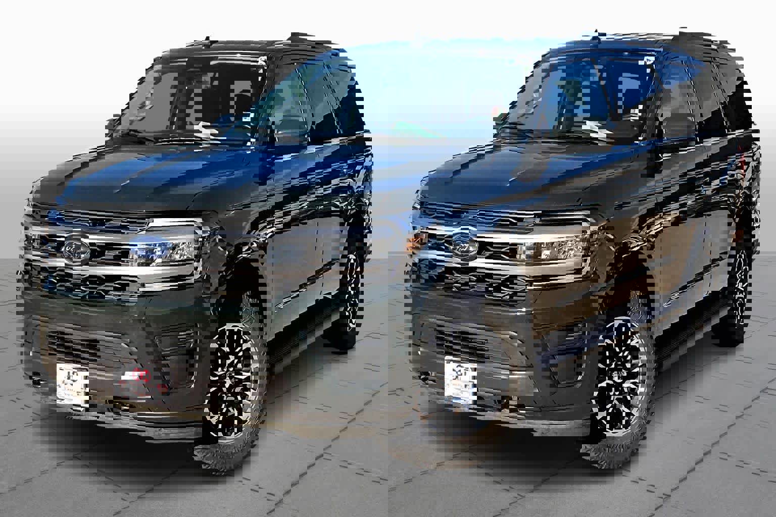 Used 2022 Ford Expedition XLT image 3