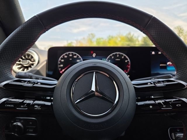 Used 2025 Mercedes-Benz GLA 250 4MATIC image 31