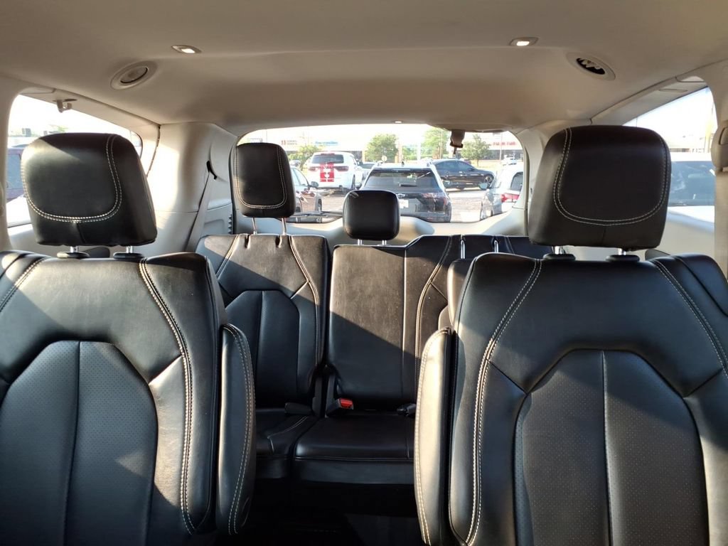 Used 2023 Chrysler Pacifica Touring-L FWD image 14