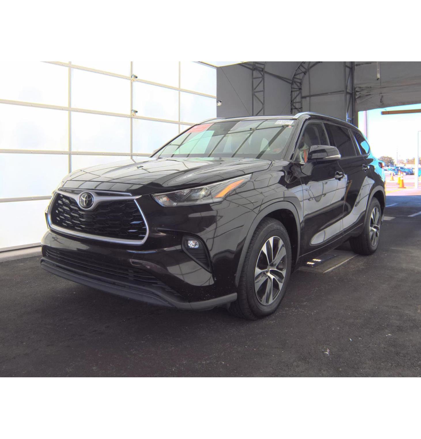 Used 2021 Toyota Highlander XLE image 30