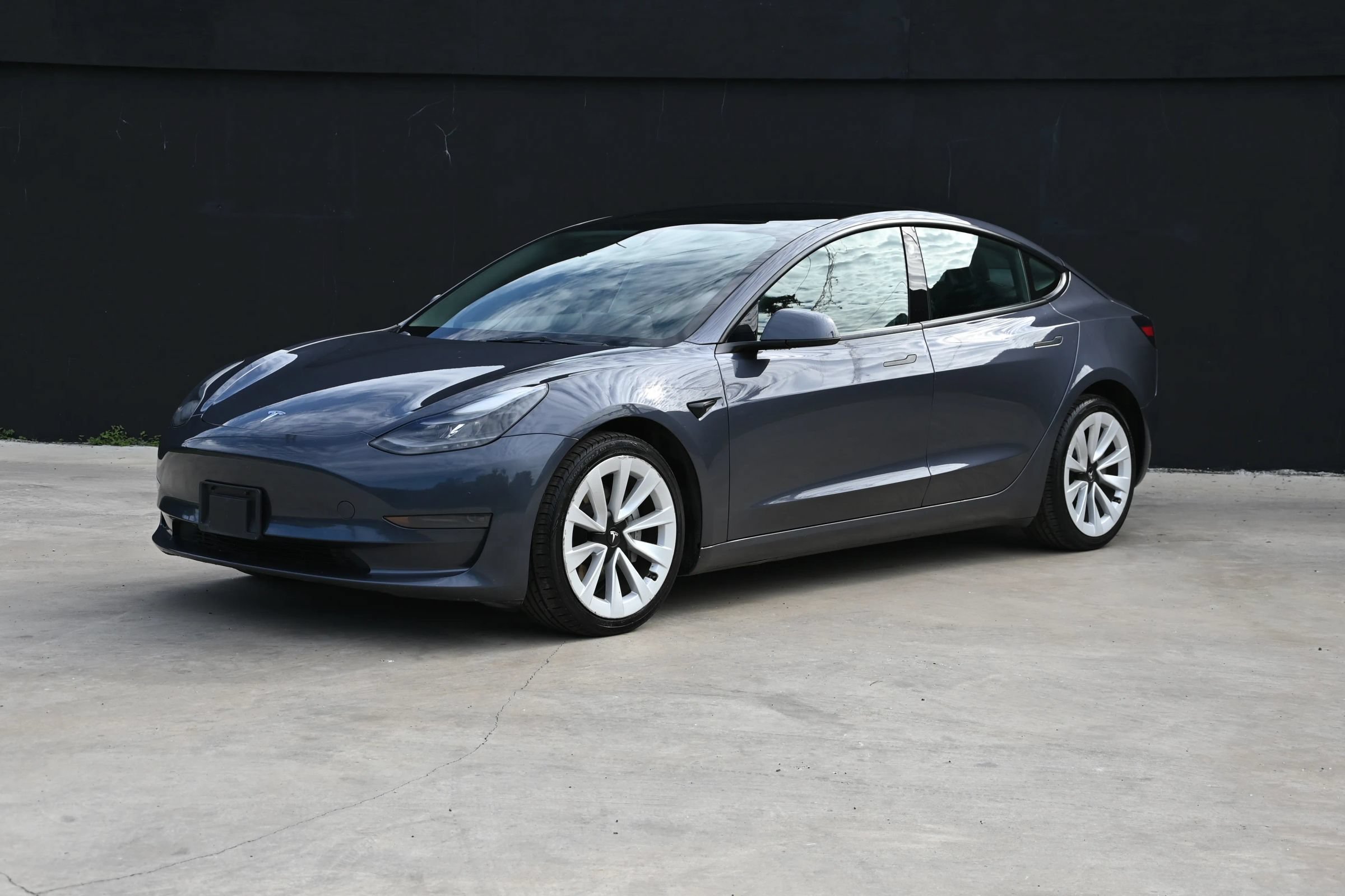 Used 2023 Tesla Model 3 Standard Range RWD image 1