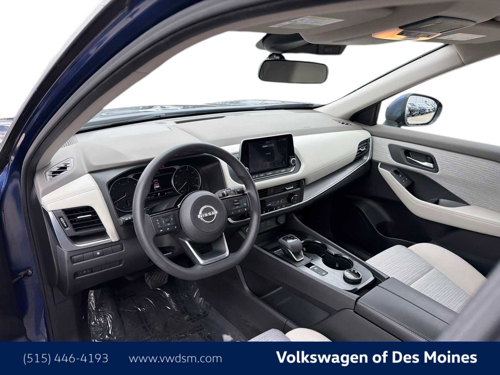 Used 2023 Nissan Rogue SV image 2