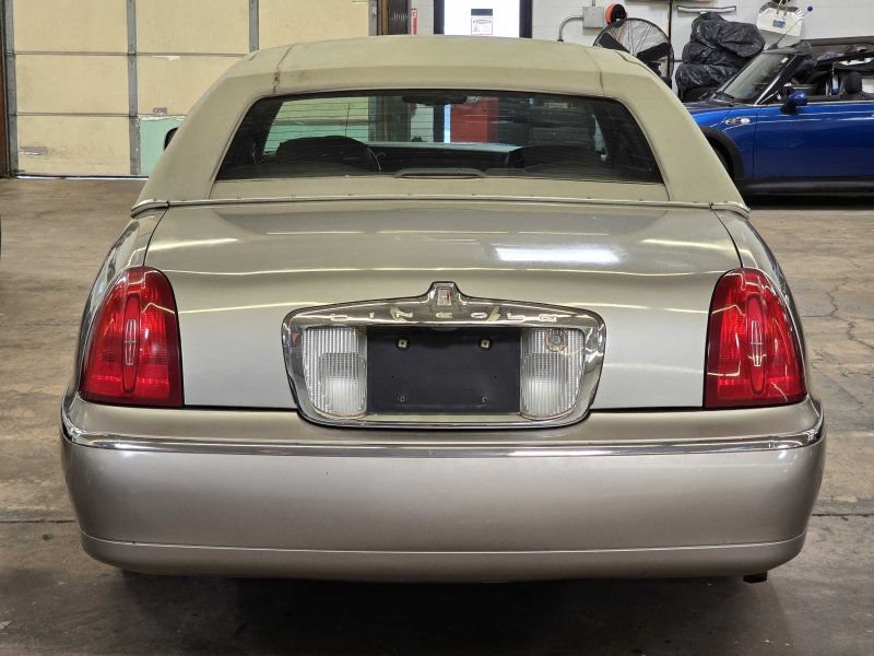 Used 2001 Lincoln Town Car Executive RWD image 19