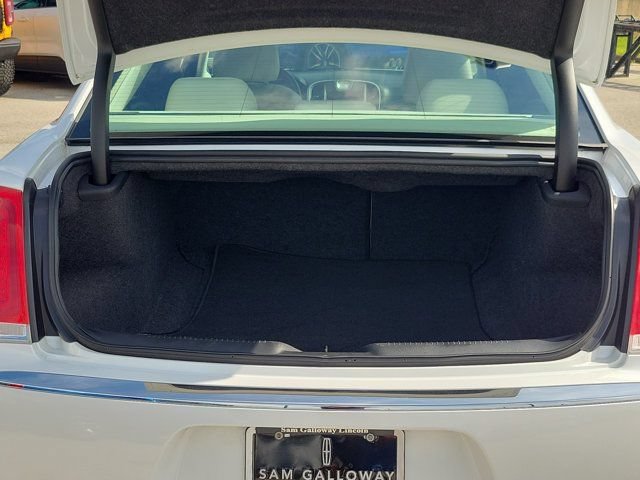 Used 2015 Chrysler 300 C RWD image 9