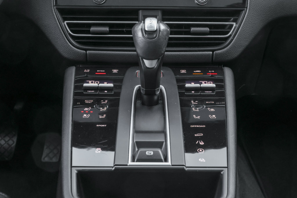 Certified 2023 Porsche Macan Turbo AWD/4WD image 44