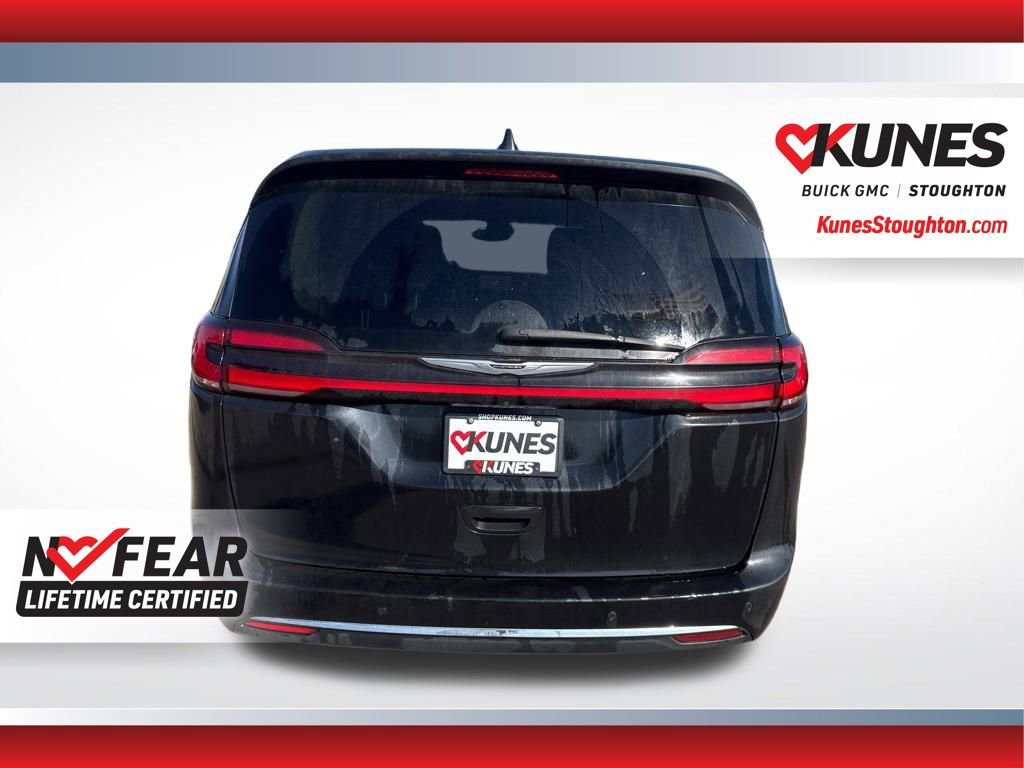 Used 2023 Chrysler Pacifica Touring-L image 10