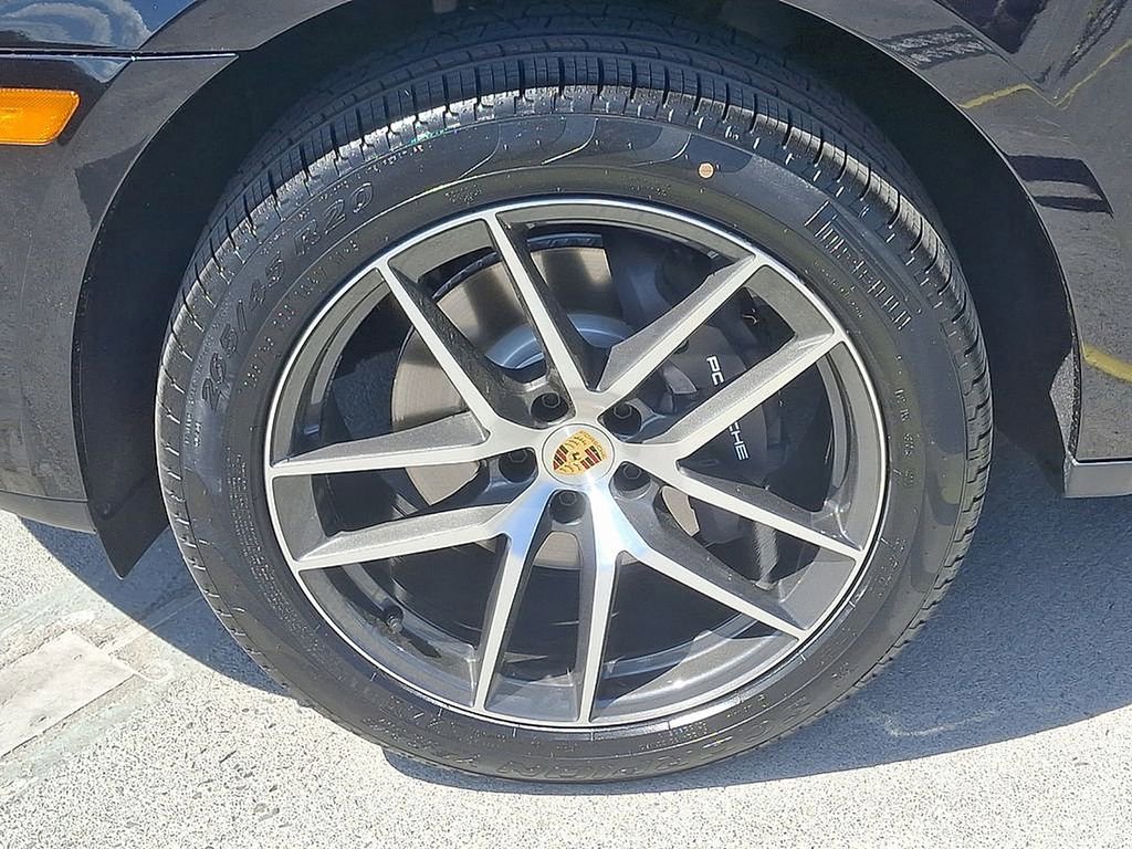 Certified 2025 Porsche Macan image 10
