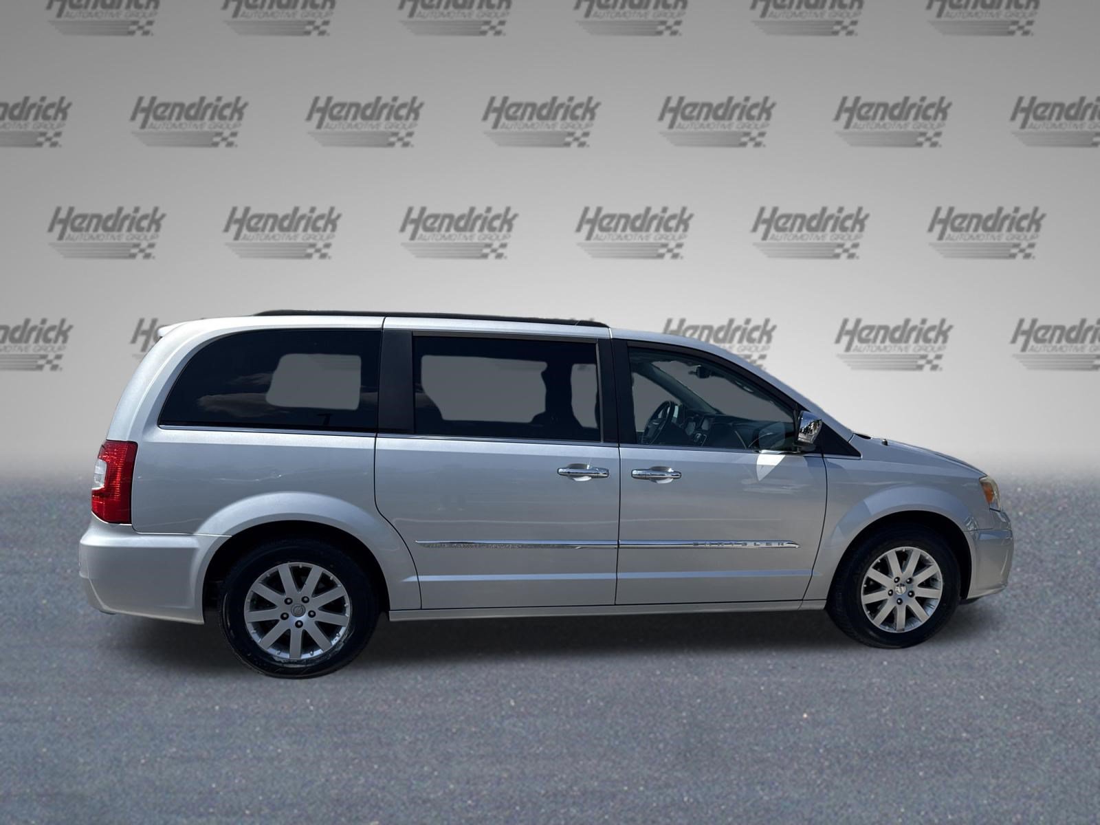 Used 2011 Chrysler Town & Country Touring-L w/ Entertainment Group #2 FWD image 10