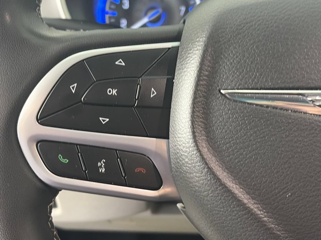 Used 2022 Chrysler Pacifica Touring-L FWD image 16