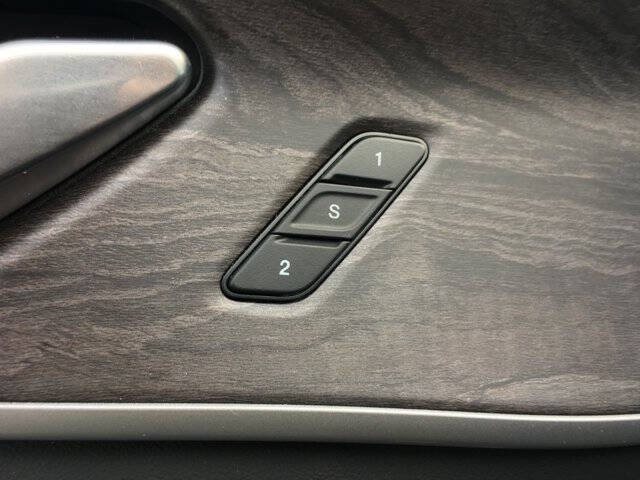 Used 2023 Jeep Grand Cherokee Limited w/ Black Appearance Package AWD/4WD image 15