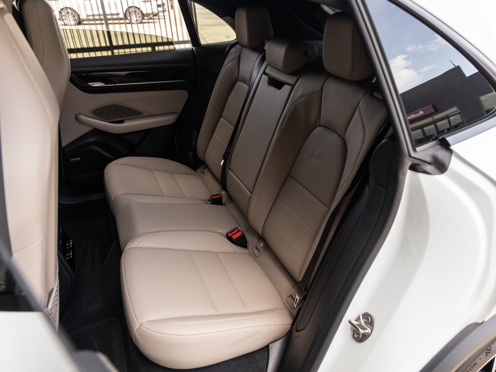 Certified 2025 Porsche Macan Electric image 33