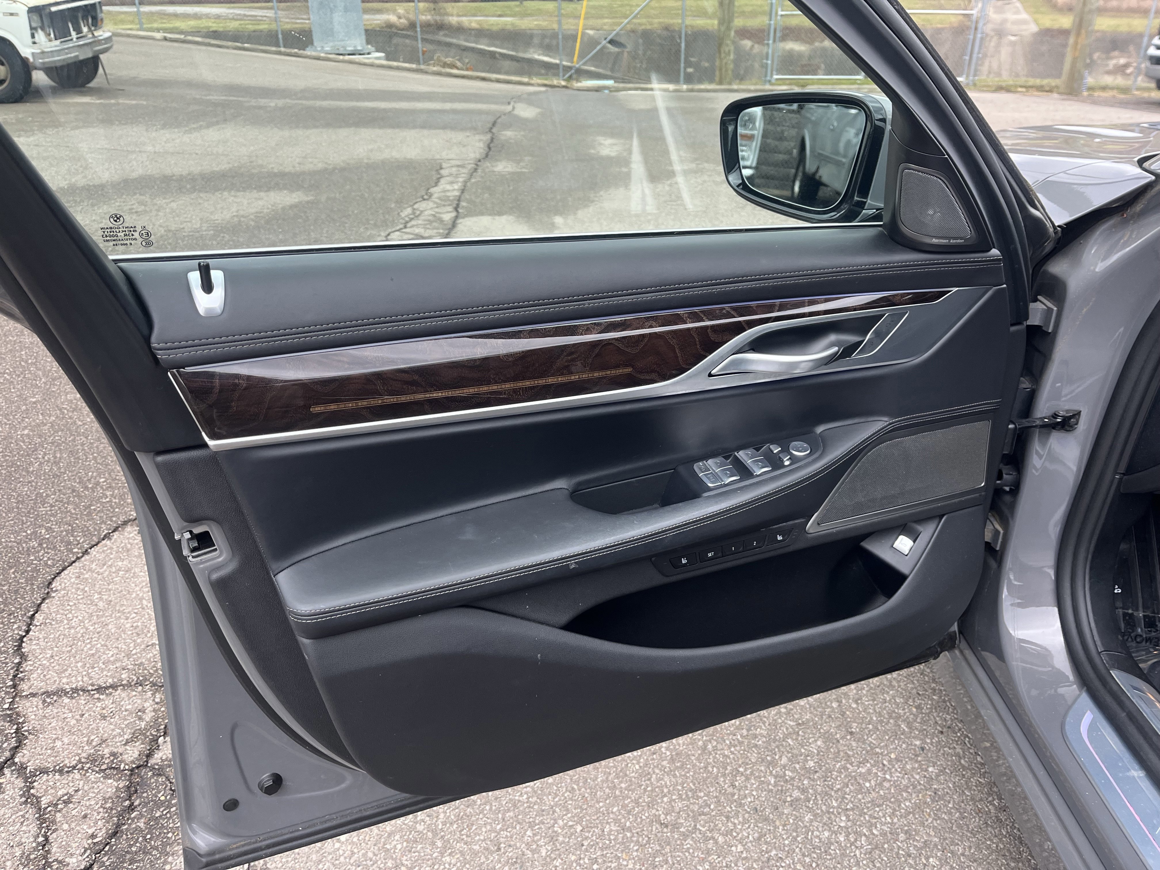 Used 2022 BMW 750i xDrive w/ Executive Package image 12