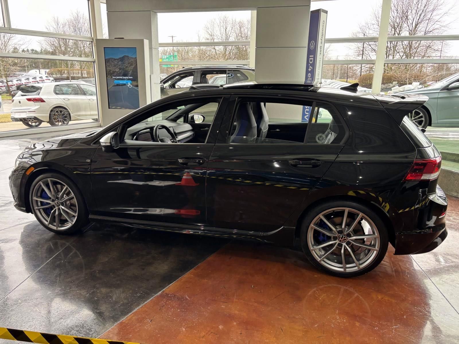 Used 2024 Volkswagen Golf R image 8