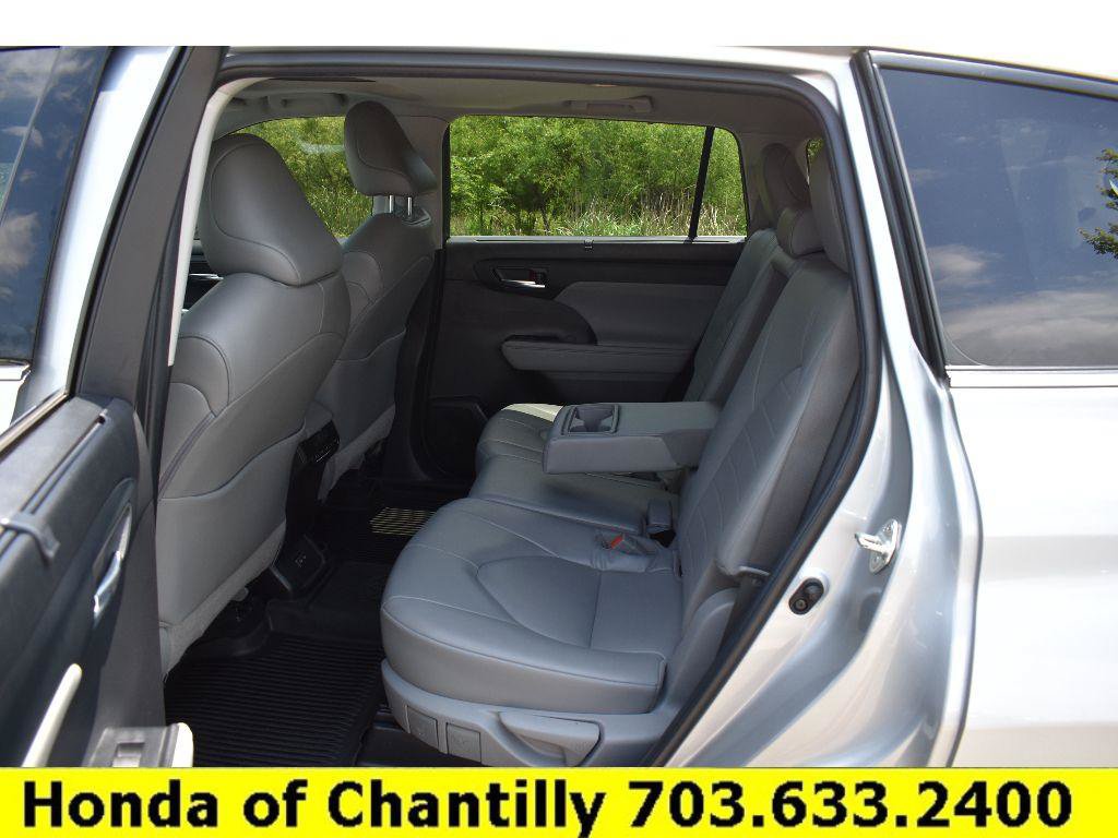 Used 2022 Toyota Highlander XLE AWD/4WD image 30