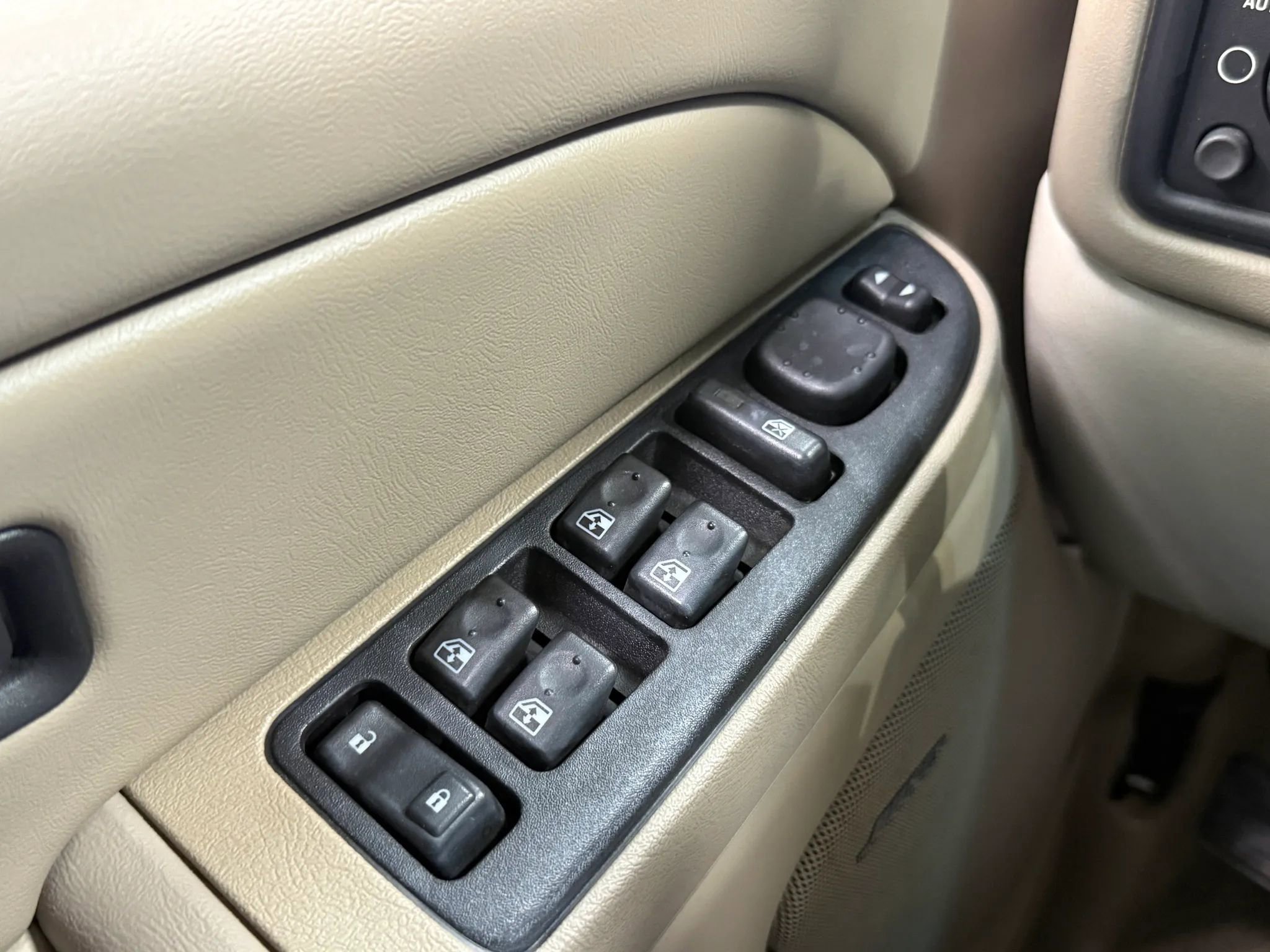 Used 2005 GMC Yukon SLT w/ SLT Preferred Equipment Group image 26