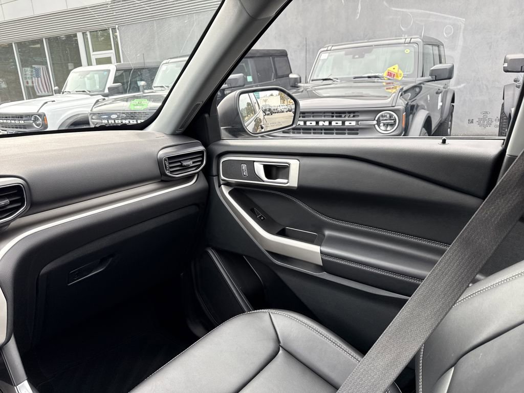 Used 2022 Ford Explorer XLT w/ Equipment Group 202A AWD/4WD image 16