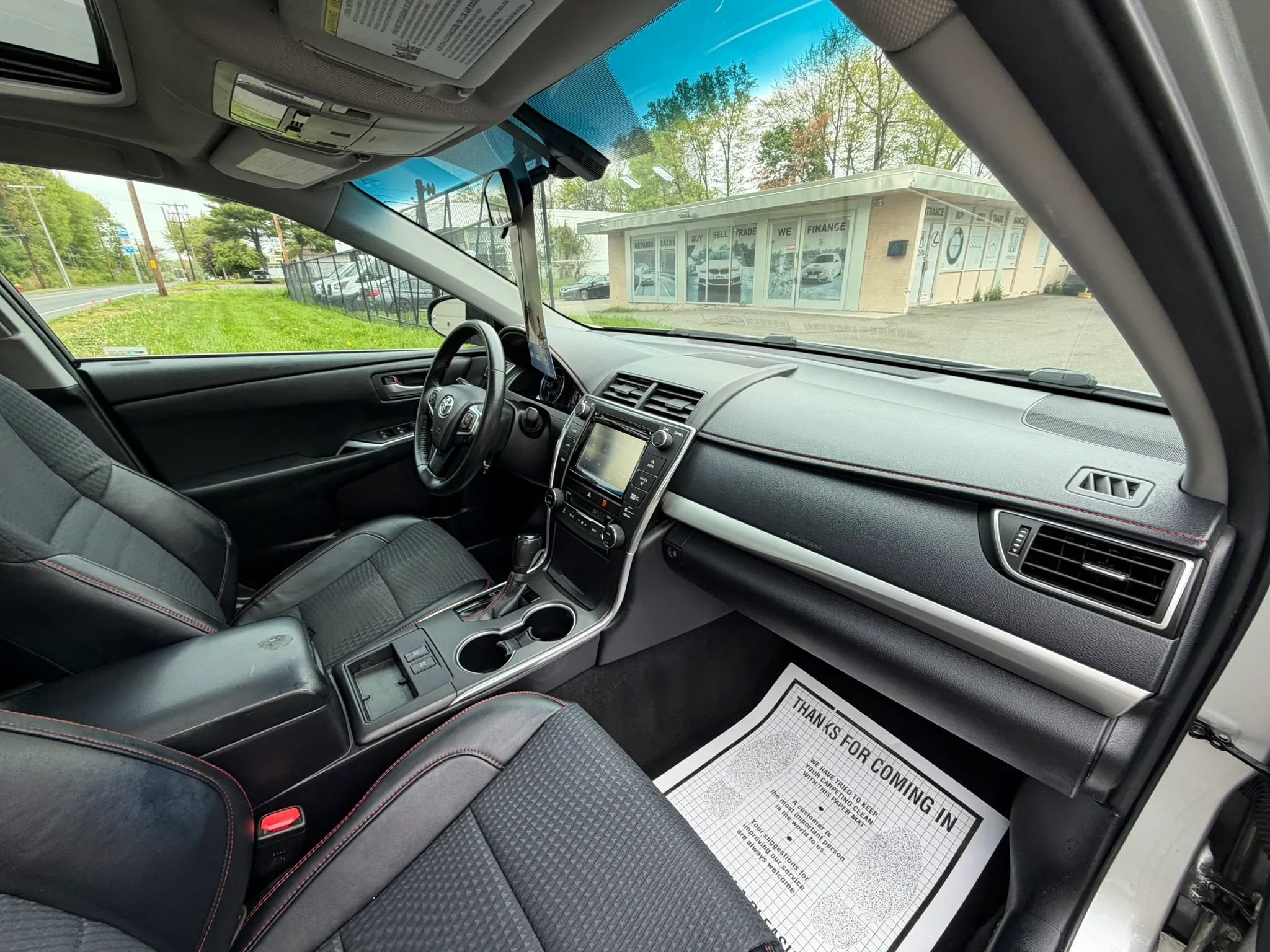 Used 2015 Toyota Camry SE w/ Moonroof Package FWD image 12