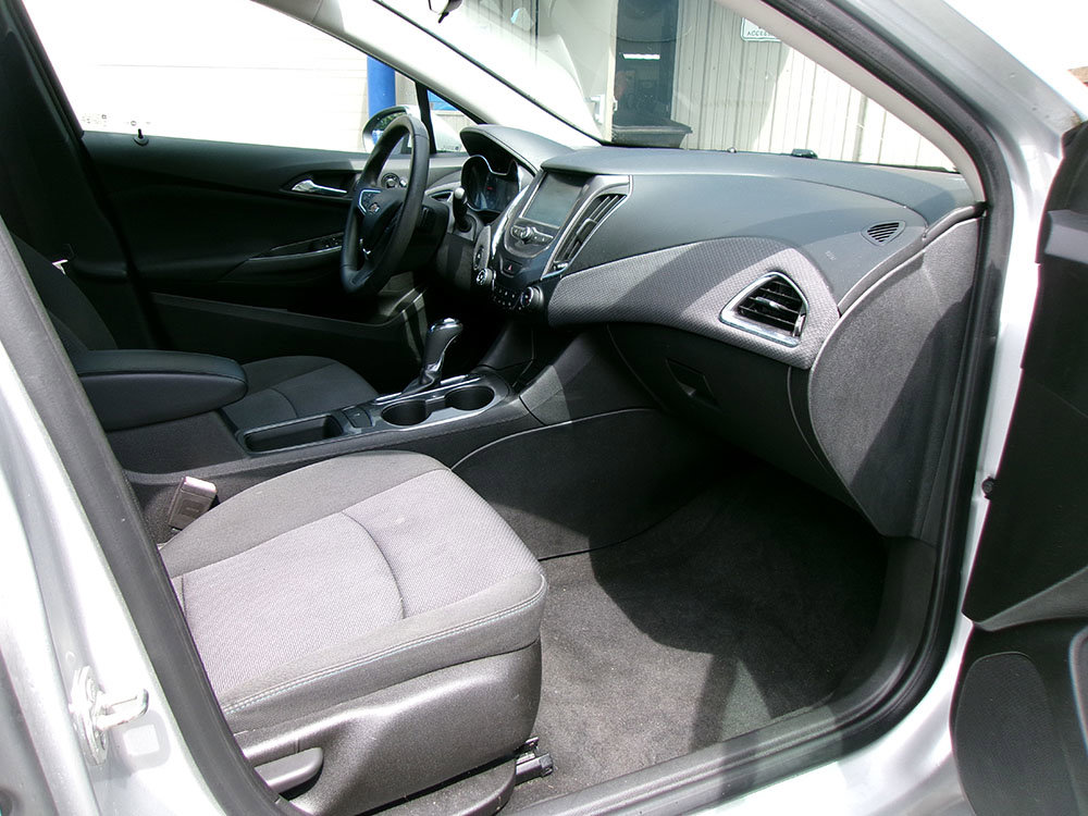 Used 2018 Chevrolet Cruze LT w/ Convenience Package image 9
