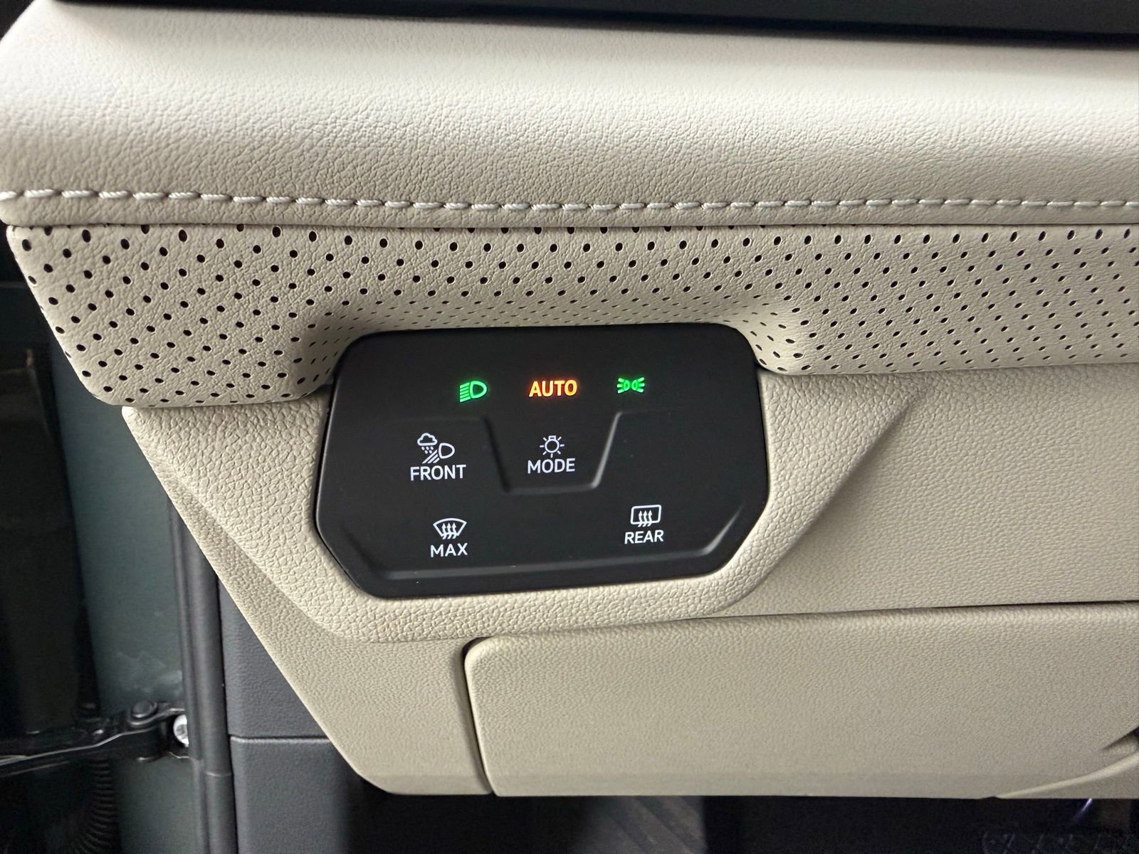 Used 2025 Volkswagen Atlas SE image 13