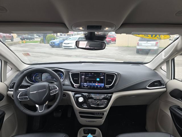 Used 2024 Chrysler Pacifica Select image 14