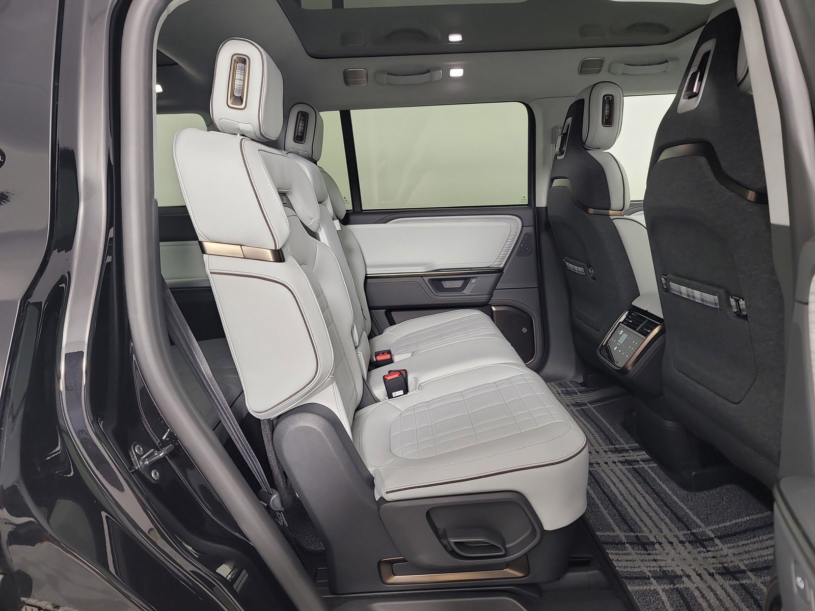 Used 2025 Rivian R1S Premium image 23