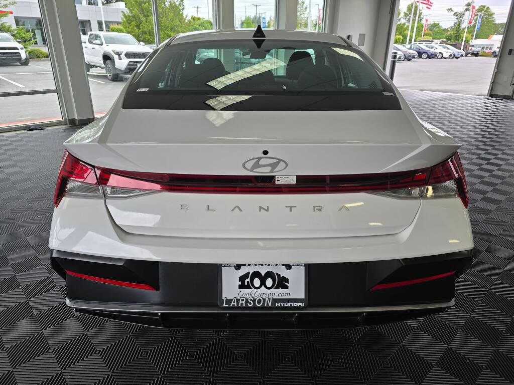 Used 2025 Hyundai Elantra SEL FWD image 4