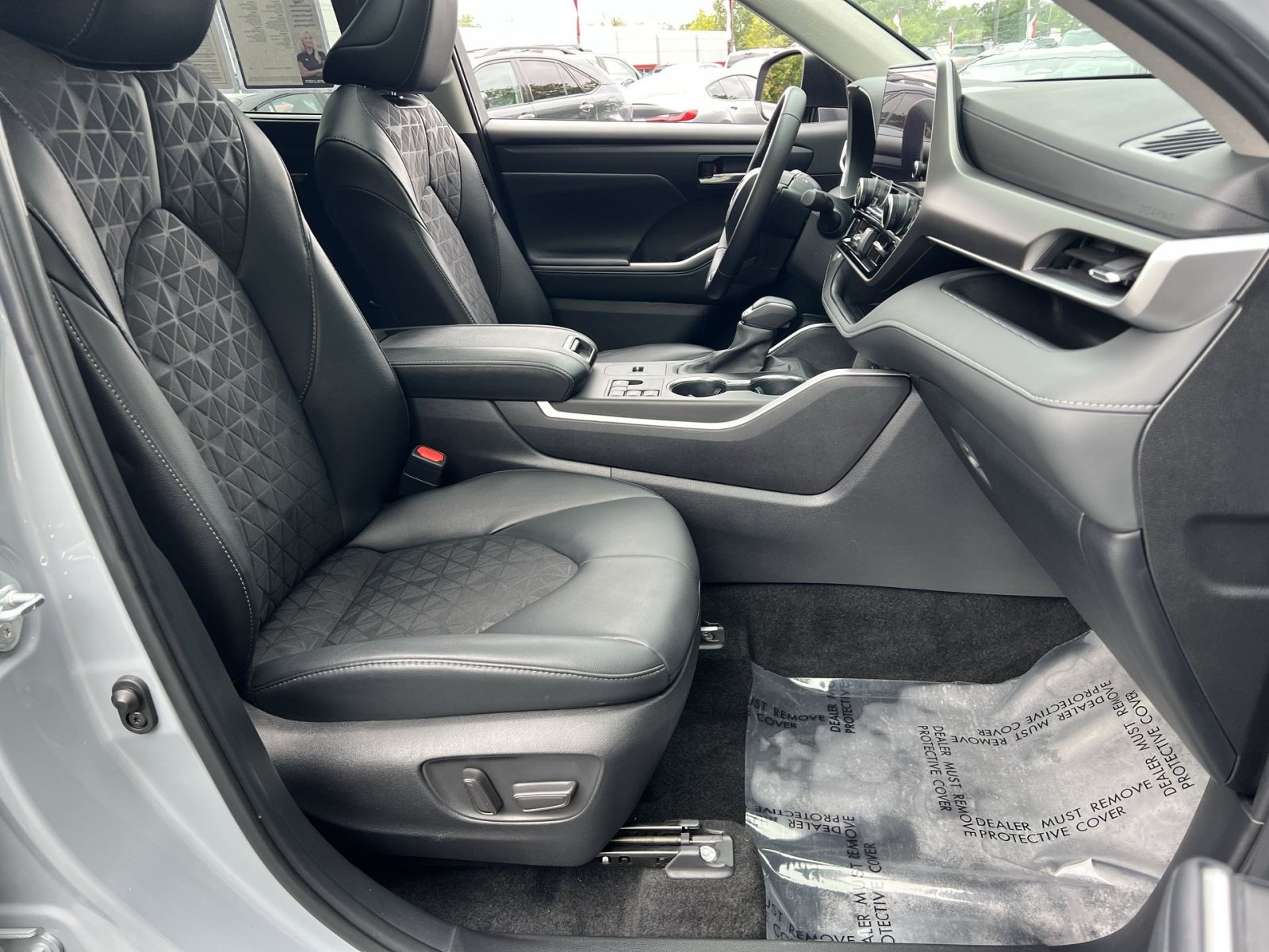 Used 2024 Toyota Highlander XLE AWD/4WD image 27