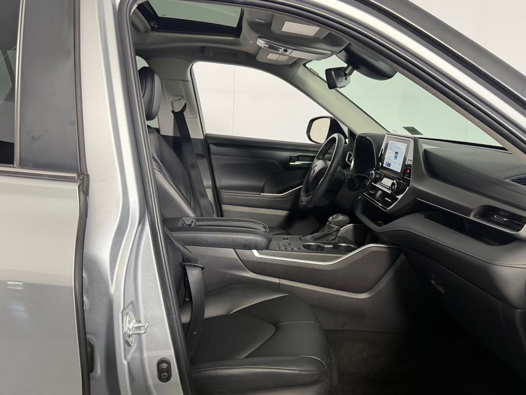 Used 2025 Toyota Highlander XLE FWD image 34