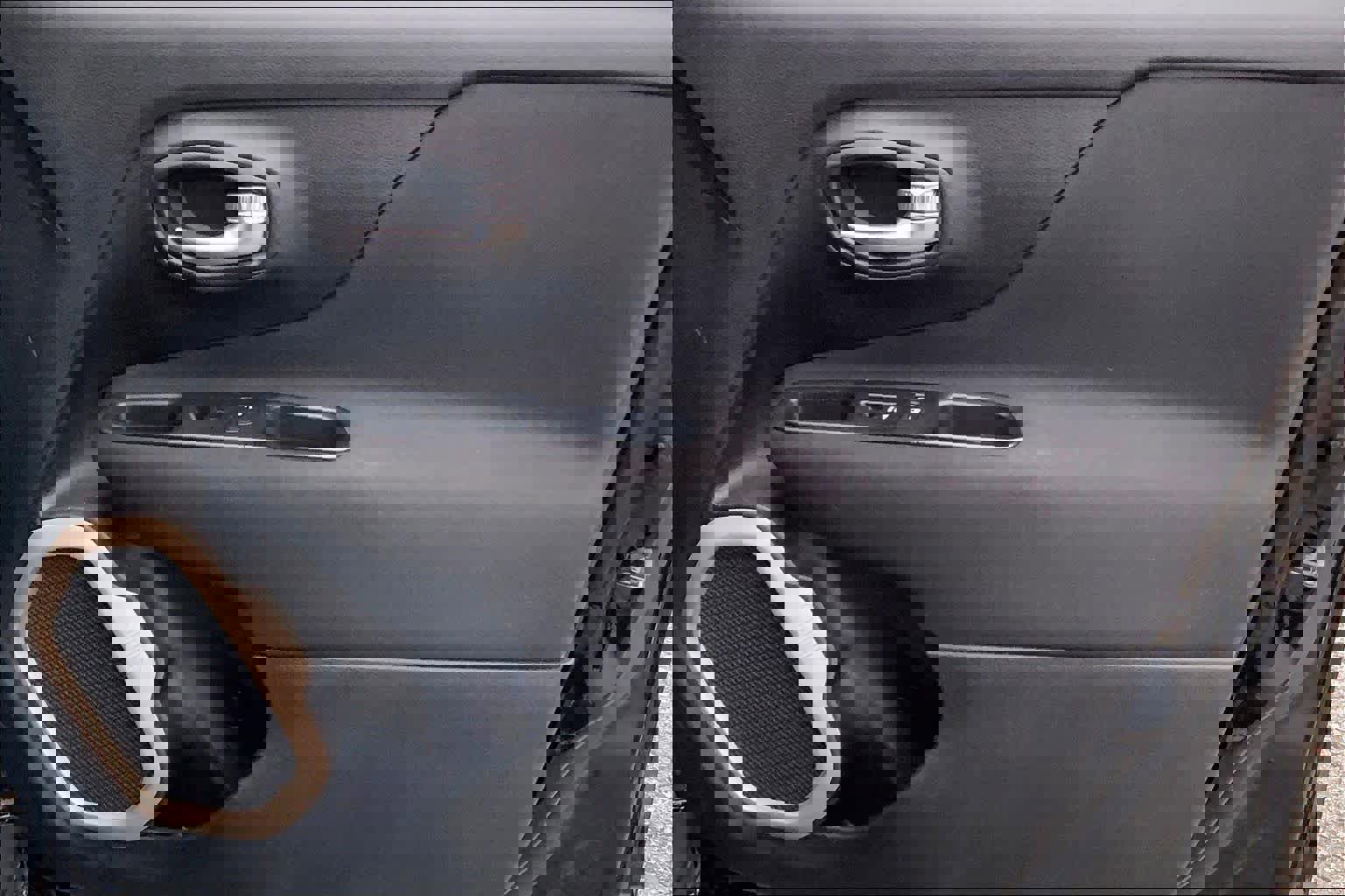 Used 2015 Jeep Renegade Latitude w/ Popular Equipment Group image 22