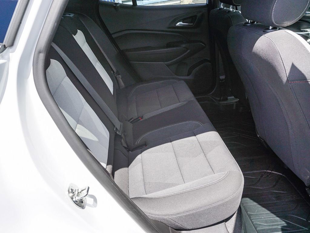 Used 2026 Chevrolet Trax RS w/ Sunroof Package image 13