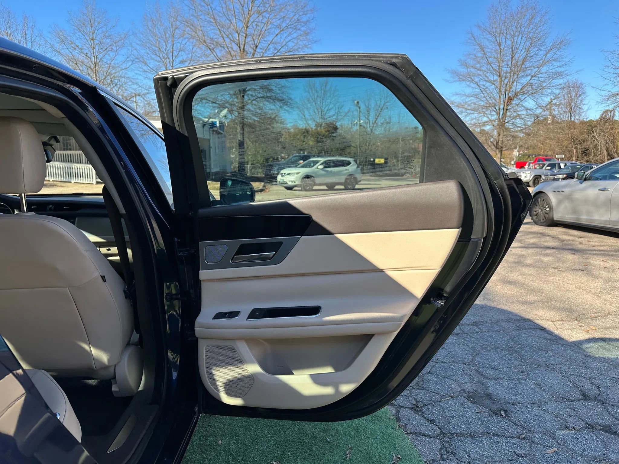 Used 2017 Jaguar XF Premium image 17