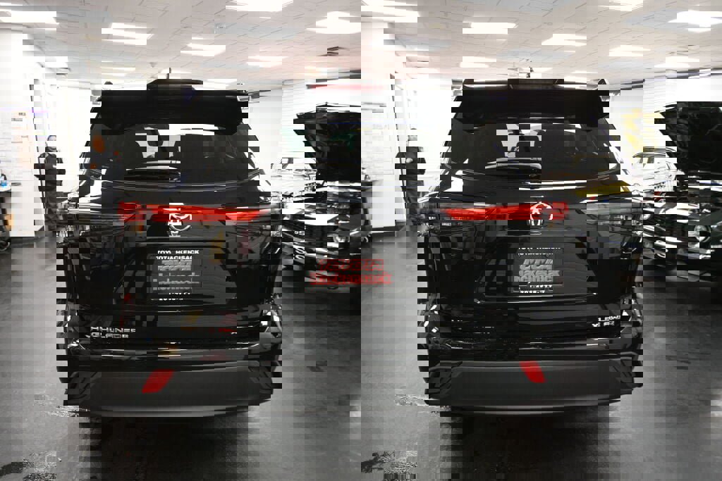 Certified 2023 Toyota Highlander XLE image 6