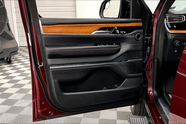 Used 2025 Jeep Grand Wagoneer L Series III w/ Rear-Seat Entertainment Group AWD/4WD image 20